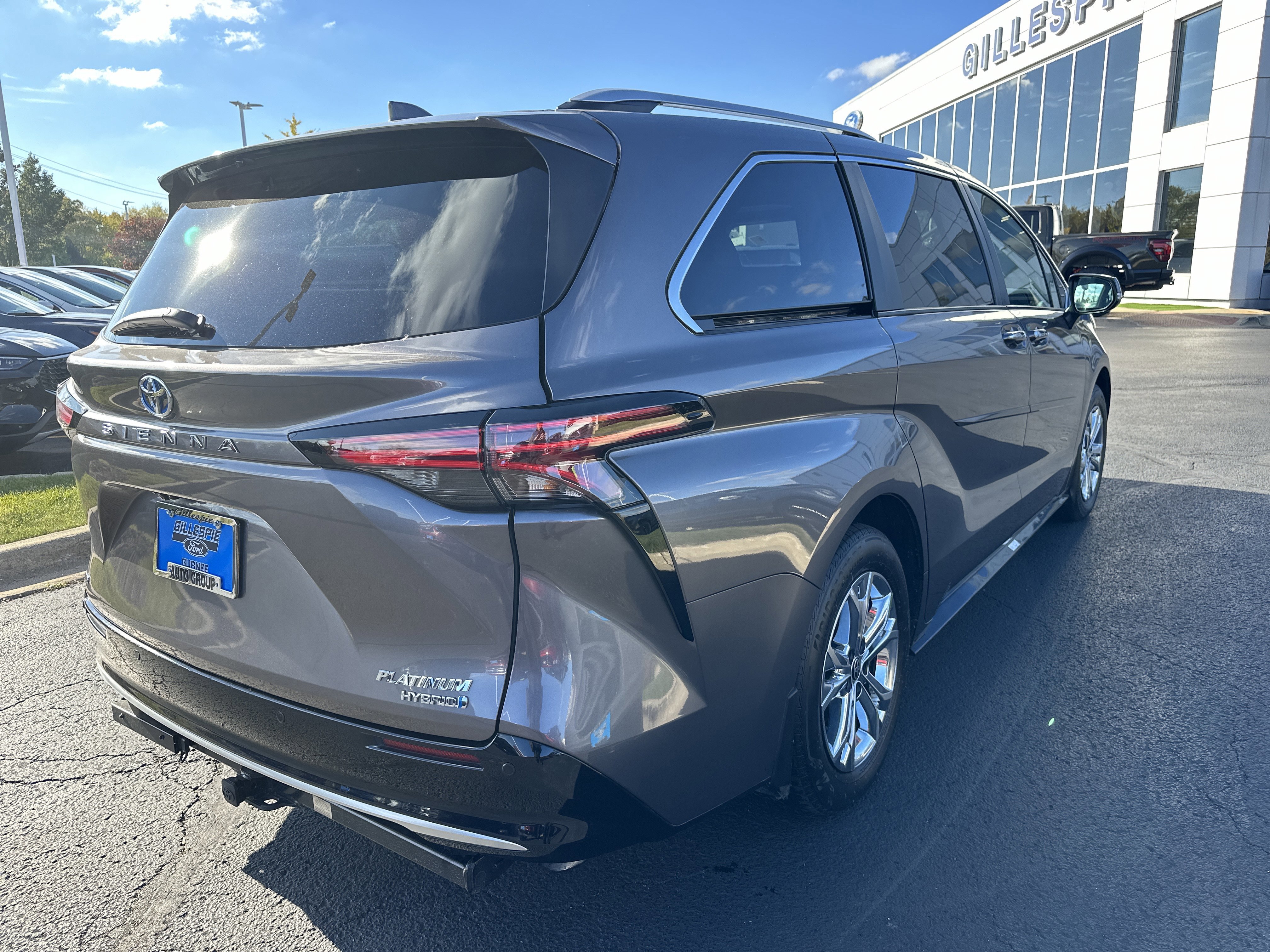 Used 2023 Toyota Sienna Platinum video 3