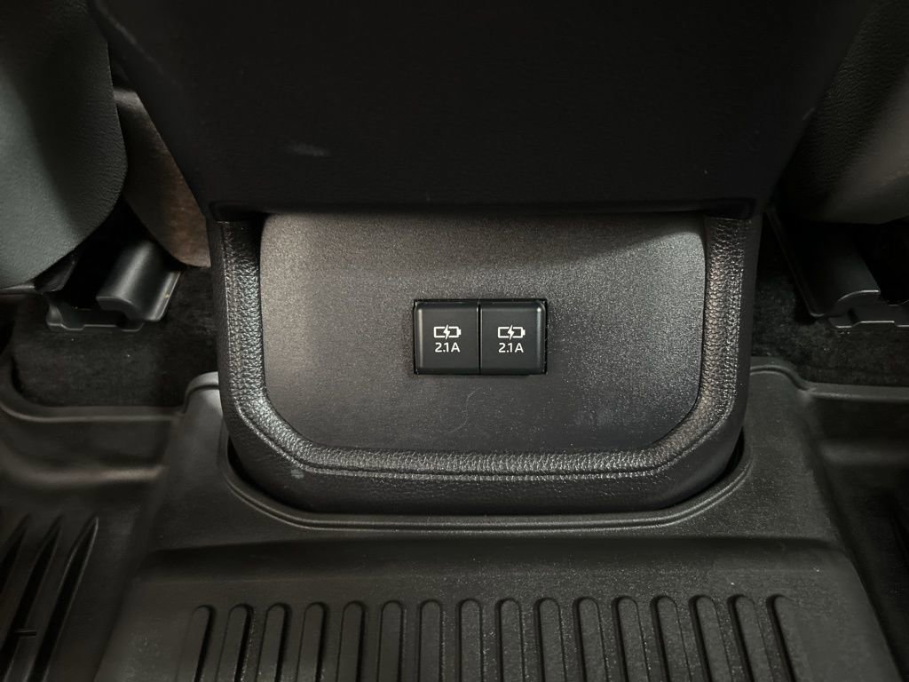 Used 2021 Toyota Highlander XLE AWD/4WD image 30