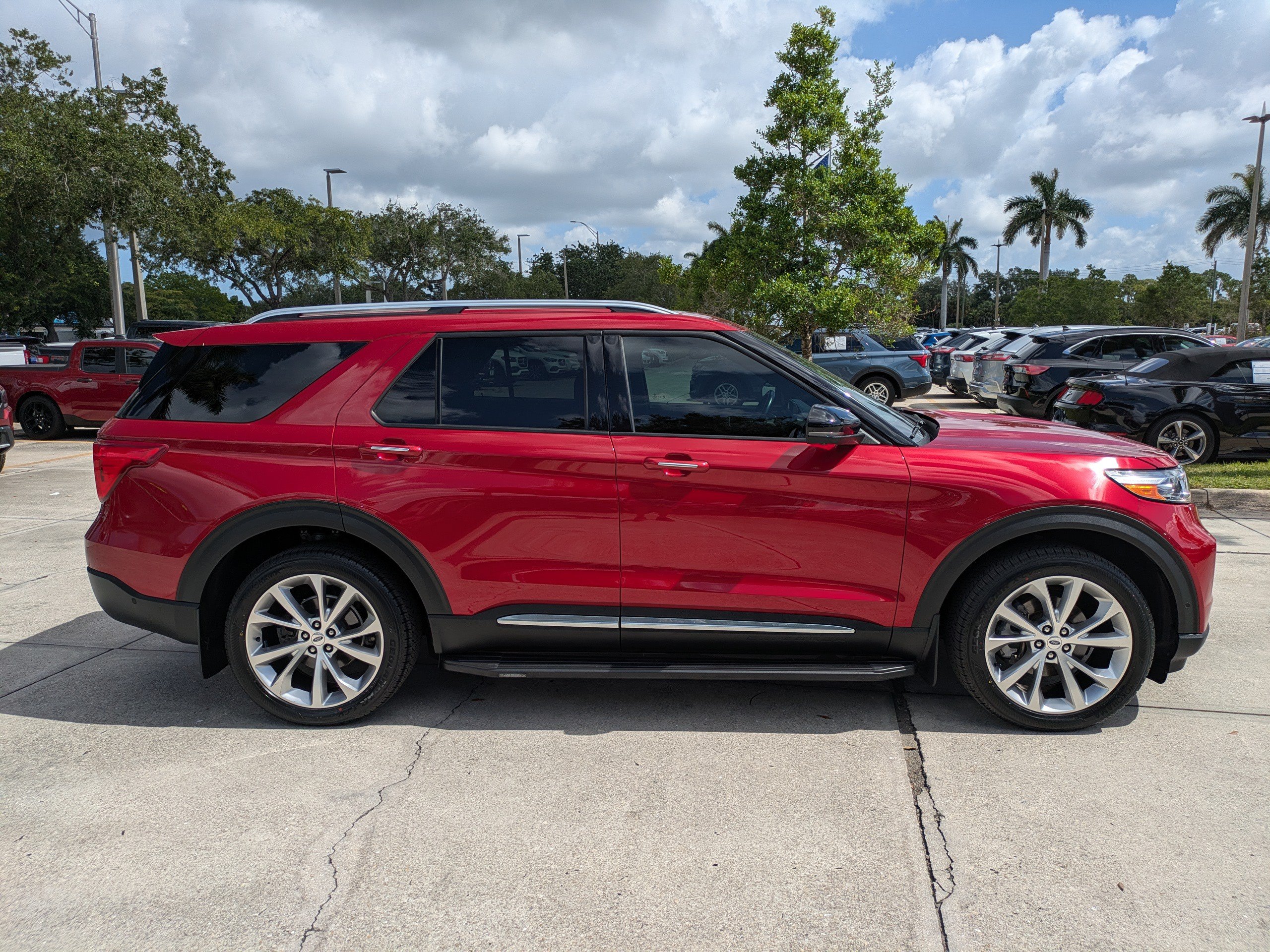 Certified 2022 Ford Explorer Platinum w/ Equipment Group 601A AWD/4WD image 3