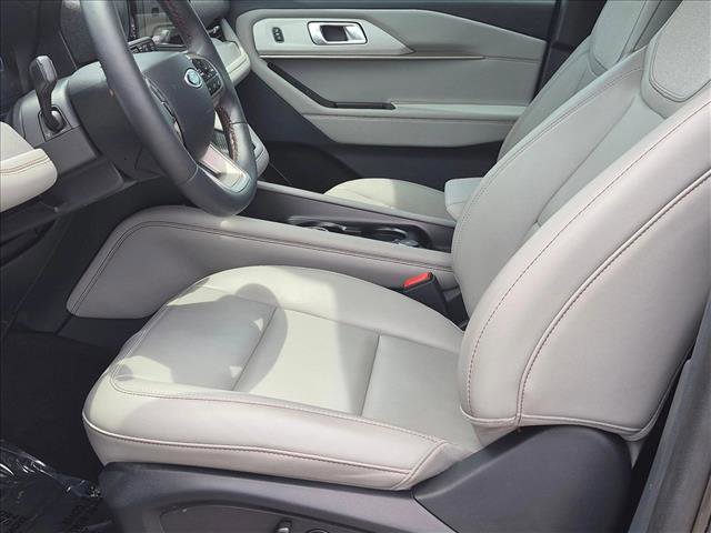 Certified 2025 Ford Explorer Active w/ Active Comfort Package RWD image 15