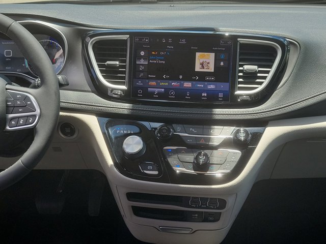 Used 2022 Chrysler Pacifica Touring-L AWD/4WD image 21