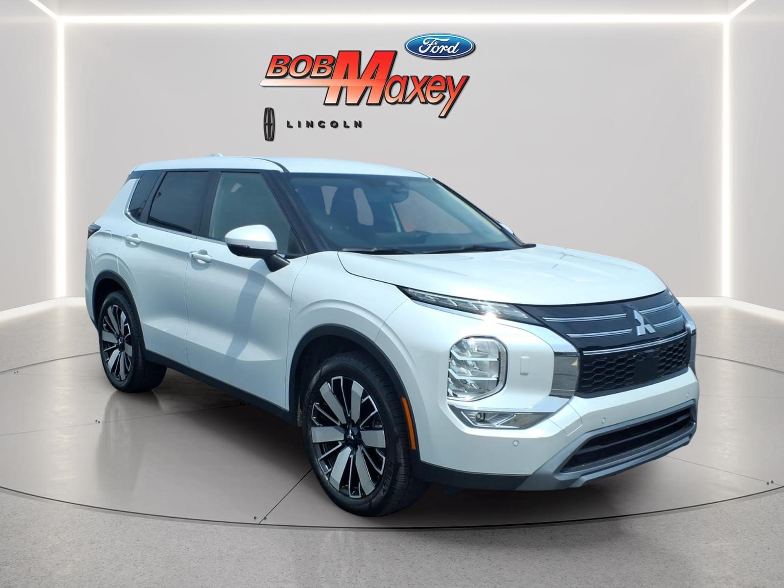 Used 2025 Mitsubishi Outlander SE AWD/4WD image 3