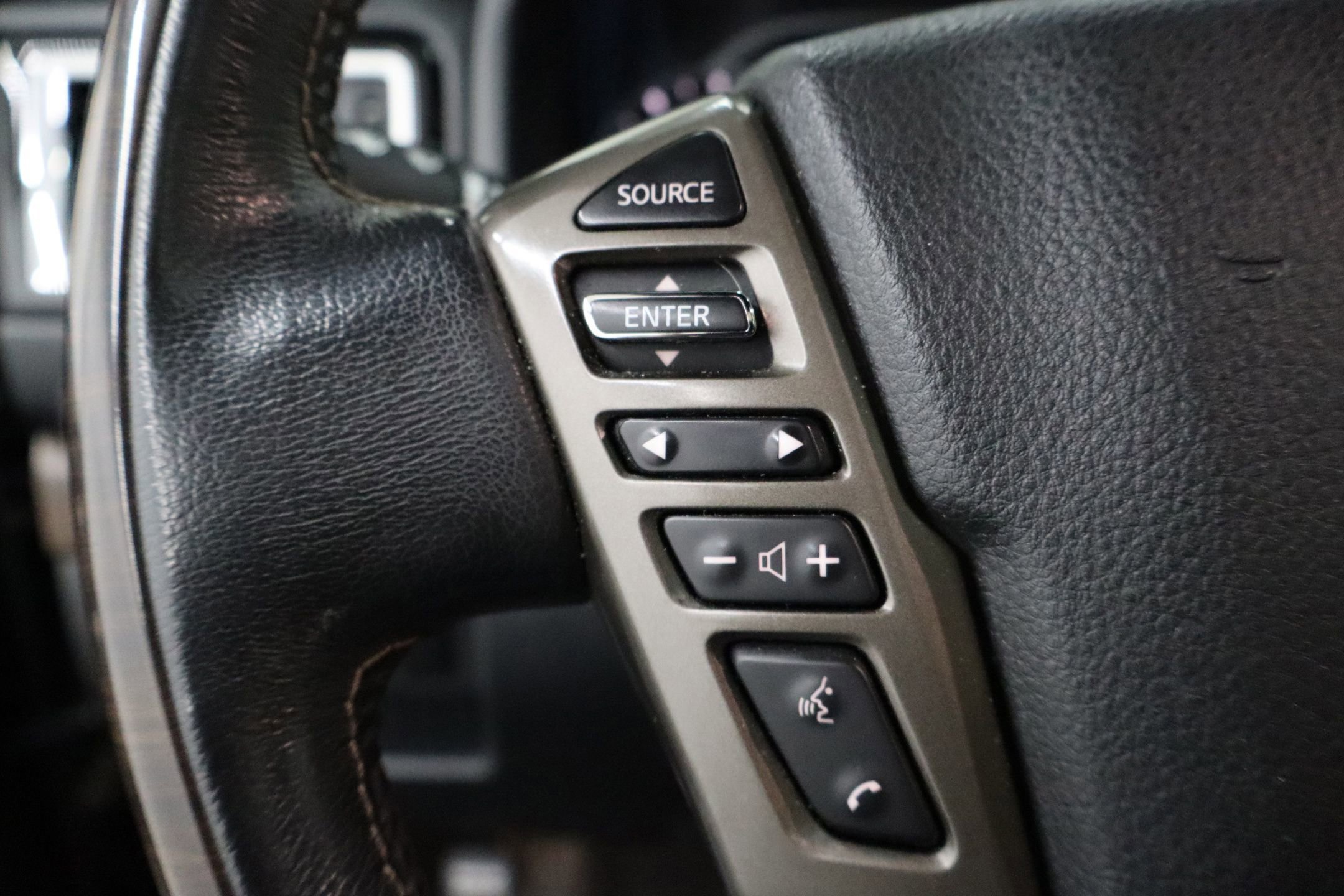 Used 2021 Nissan Titan Platinum Reserve w/ Moonroof Package image 21