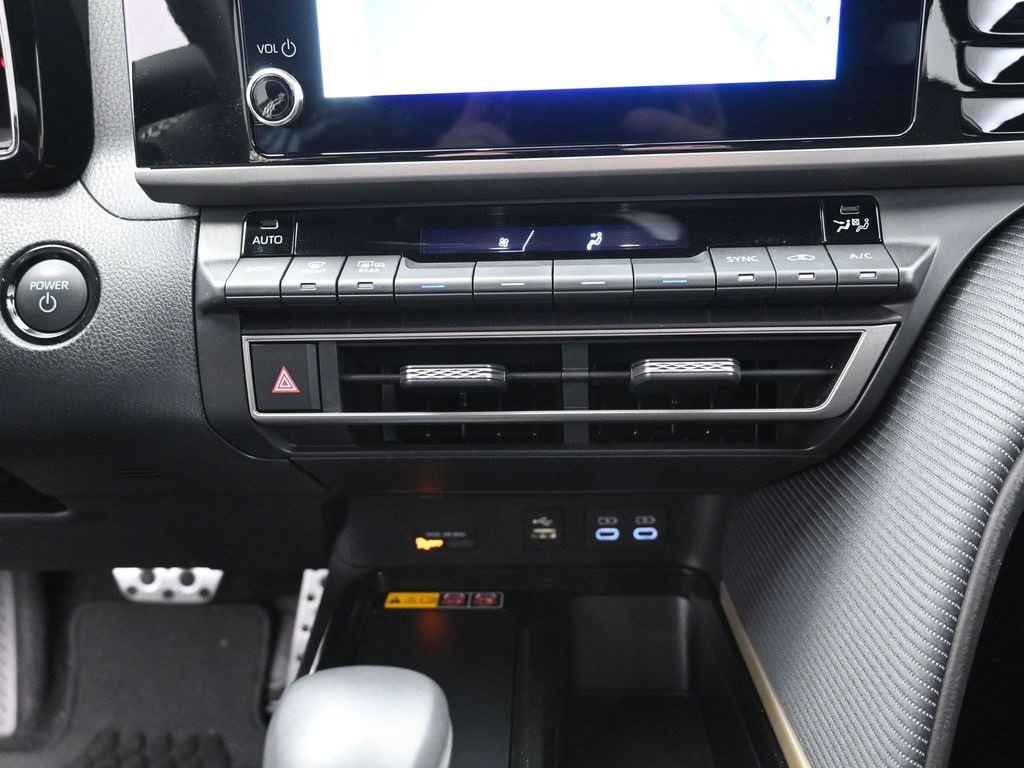 Used 2025 Toyota Camry SE image 9