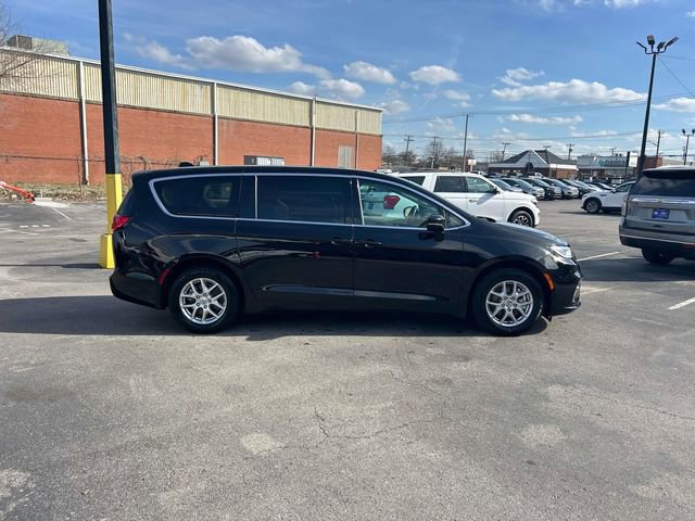 Used 2024 Chrysler Pacifica Touring-L video 2
