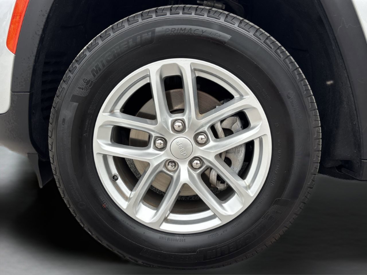 Used 2025 Jeep Grand Cherokee Laredo X w/ Luxury Tech Group I RWD image 33