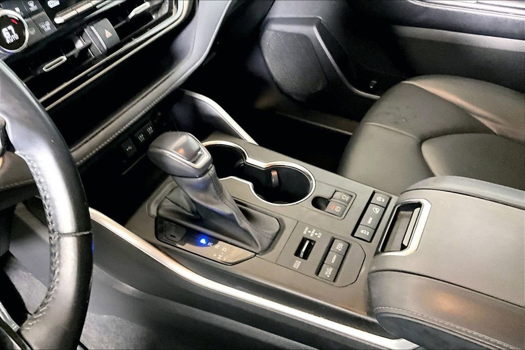 Used 2021 Toyota Highlander XLE AWD/4WD image 11