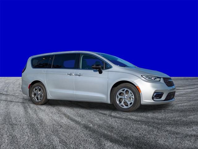 Used 2024 Chrysler Pacifica Limited FWD image 2