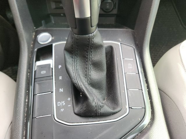 Used 2020 Volkswagen Tiguan SE w/ Panoramic Sunroof Package FWD image 26