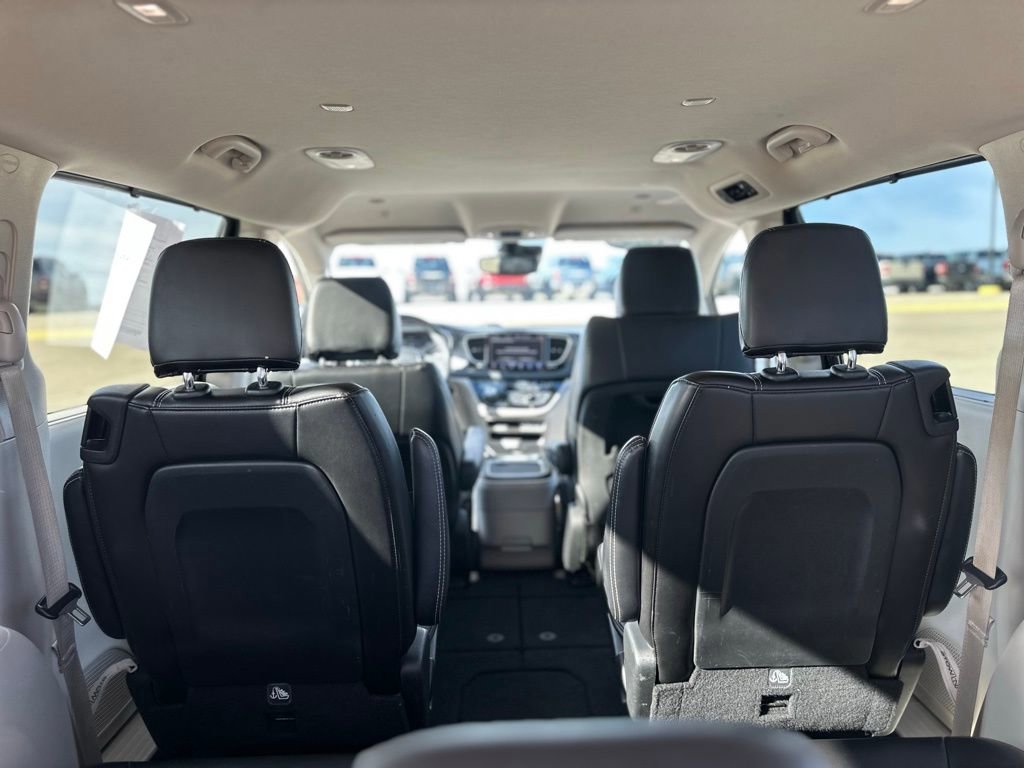 Used 2023 Chrysler Pacifica Touring-L image 43