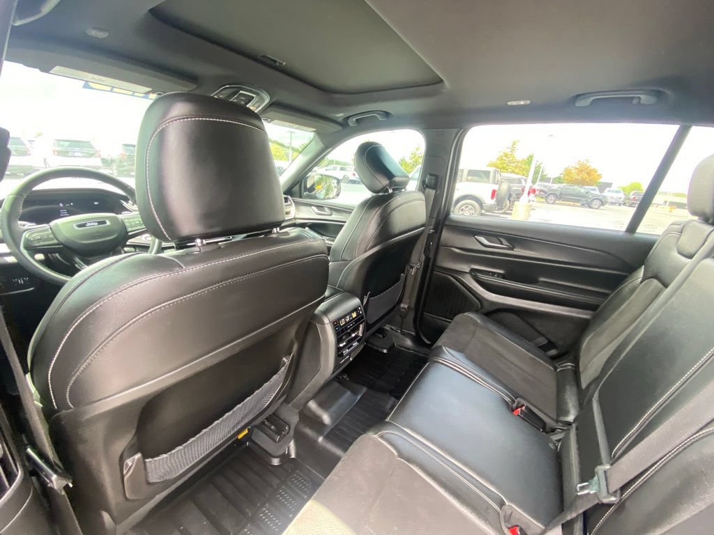 Used 2024 Jeep Grand Cherokee L Altitude AWD/4WD image 23