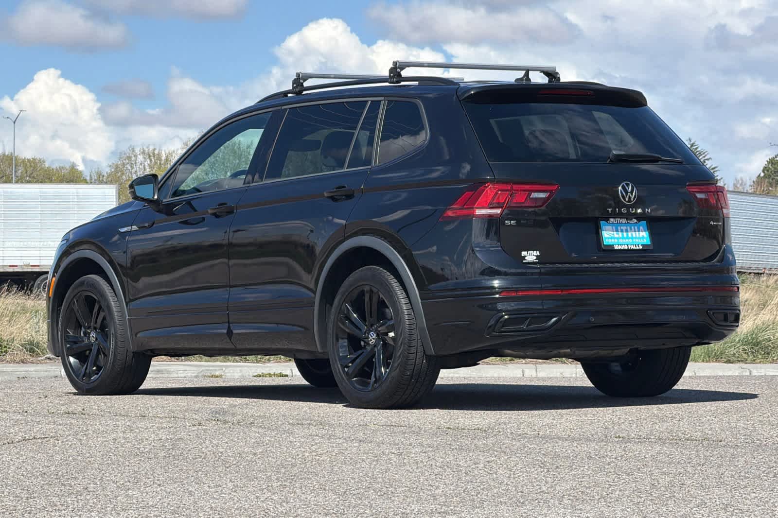 Used 2023 Volkswagen Tiguan SE R-Line AWD/4WD image 3