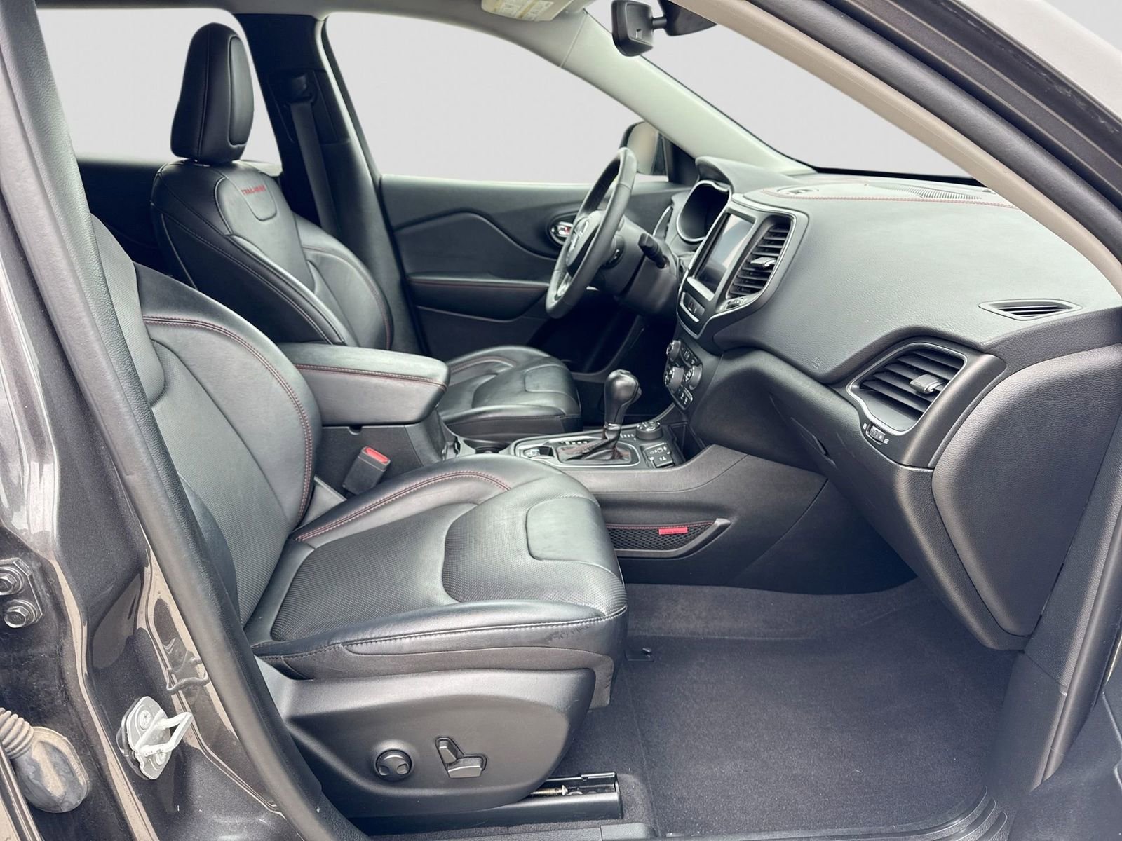 Used 2022 Jeep Cherokee Trailhawk w/ Trailhawk Elite Value Package image 7