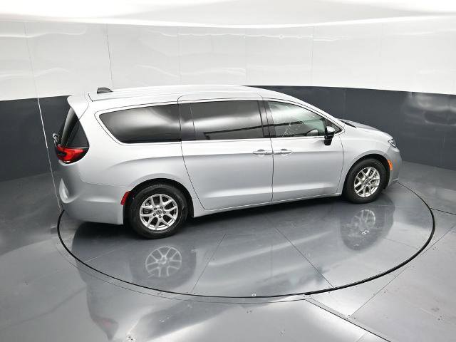 Used 2024 Chrysler Pacifica Touring-L image 38