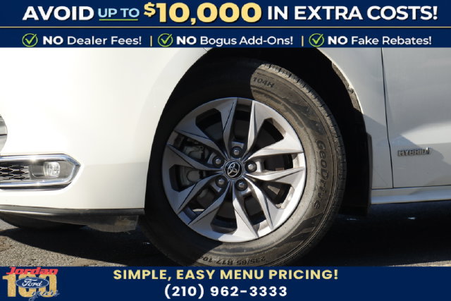 Used 2021 Toyota Sienna XLE FWD image 3