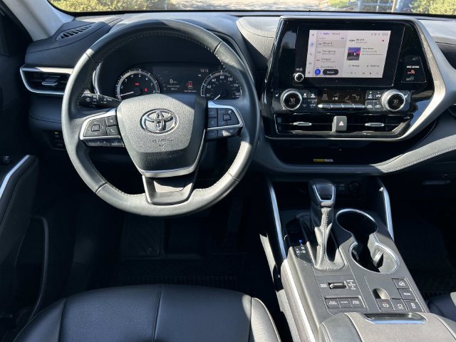 Used 2023 Toyota Highlander XLE AWD/4WD image 15