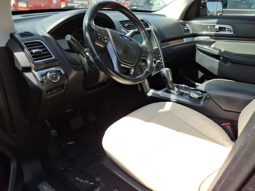 Certified 2019 Ford Explorer Limited w/ Limited Luxury Package AWD/4WD image 9
