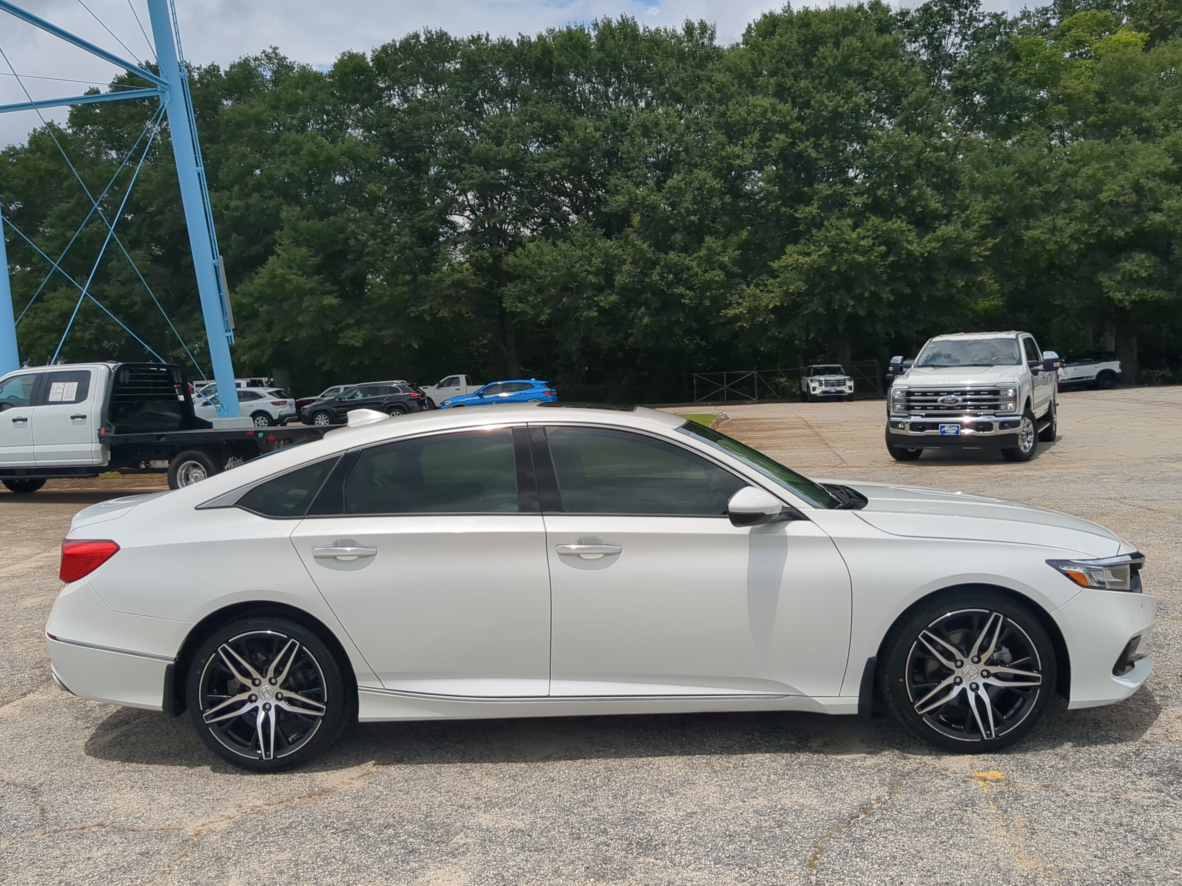 Used 2021 Honda Accord Touring image 2