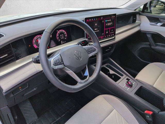 Used 2025 Volkswagen Tiguan SE AWD/4WD image 10