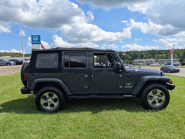 Used 2017 Jeep Wrangler Unlimited Sahara w/ Connectivity Group AWD/4WD image 10