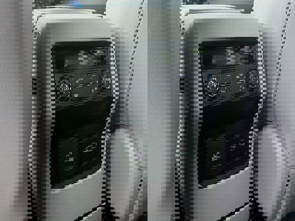 Used 2023 GMC Acadia SLT w/ Preferred Package image 16