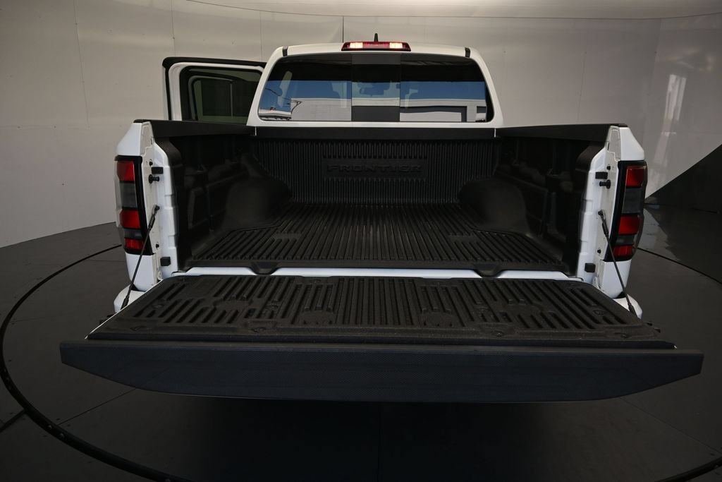 Used 2025 Nissan Frontier SV RWD image 11