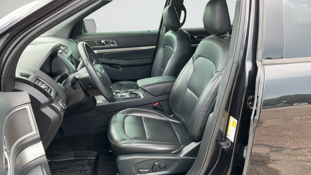 Certified 2019 Ford Explorer XLT w/ Equipment Group 202A FWD image 16