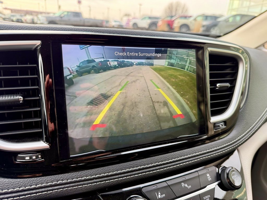 Used 2024 Chrysler Pacifica Select image 23