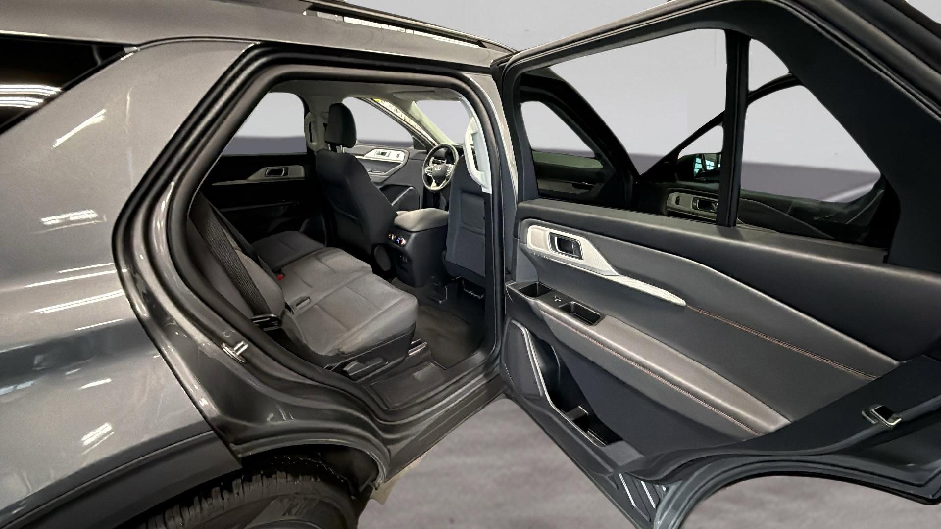 Certified 2025 Ford Explorer Active image 18