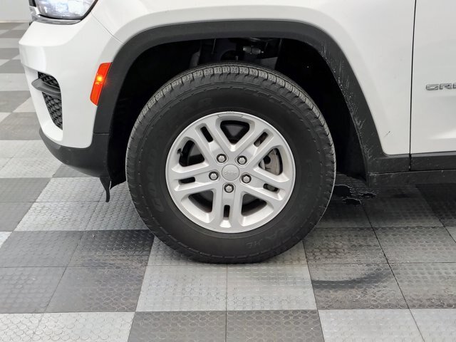 Used 2023 Jeep Grand Cherokee Laredo AWD/4WD image 13