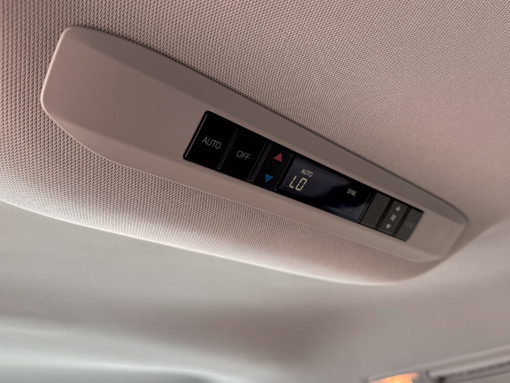 Used 2025 Toyota Sienna LE FWD image 35