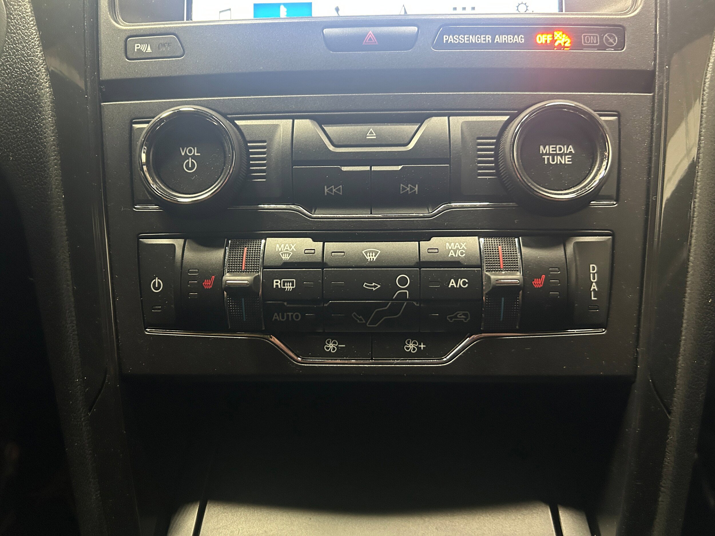 Certified 2018 Ford Explorer XLT w/ Equipment Group 202A AWD/4WD image 23