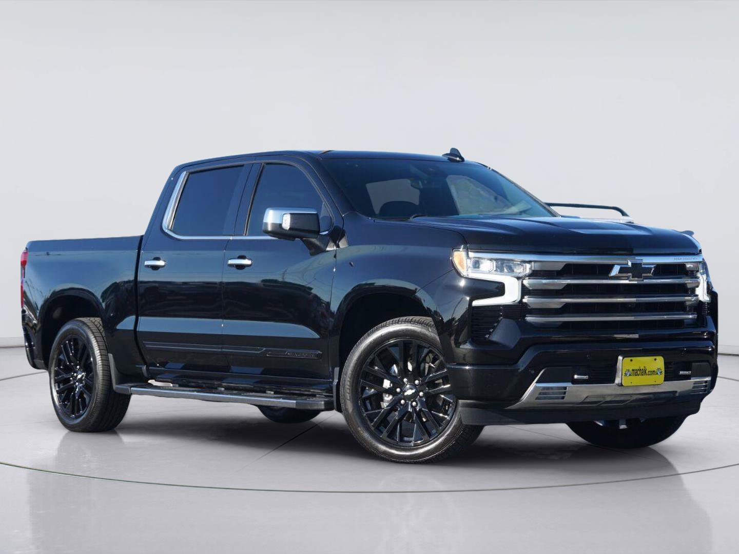 Used 2024 Chevrolet Silverado 1500 High Country w/ High Country Premium Package AWD/4WD image 2