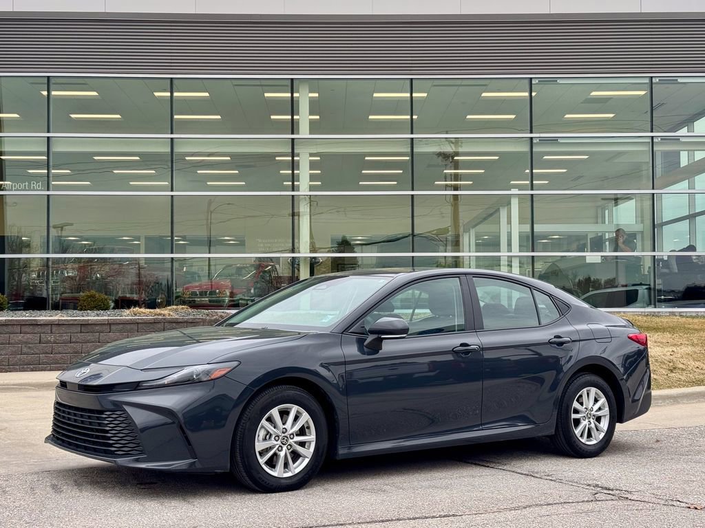 Used 2025 Toyota Camry LE image 7