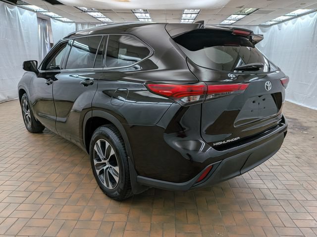 Used 2021 Toyota Highlander XLE AWD/4WD image 5
