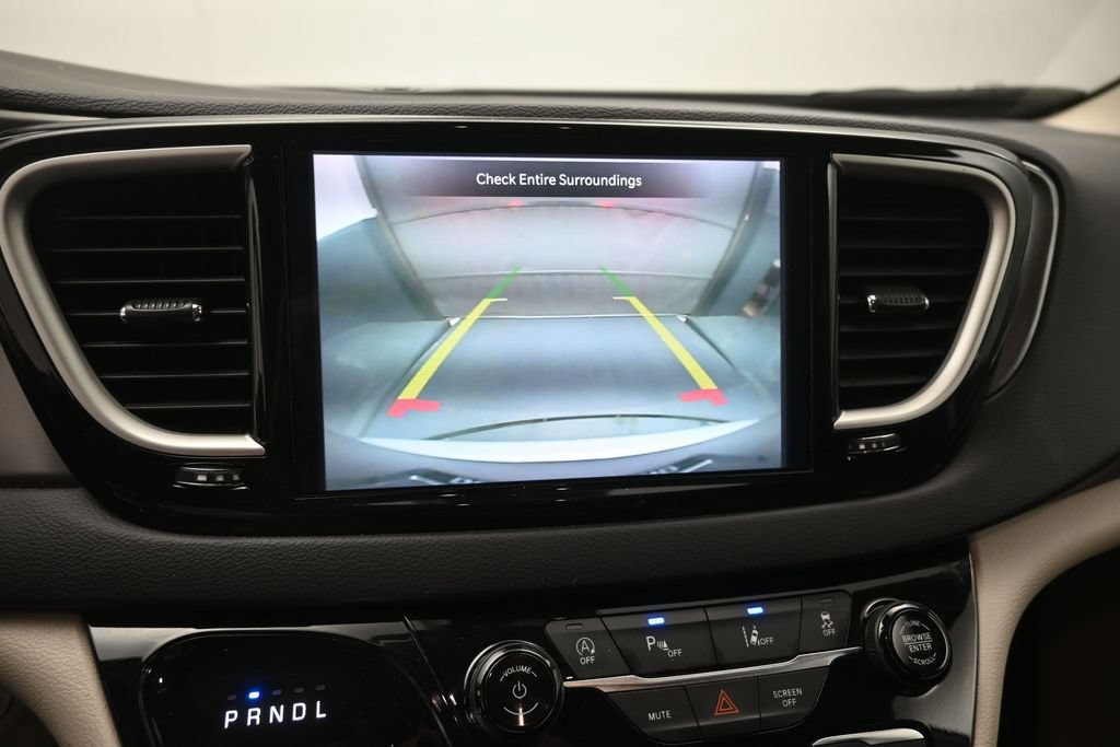 Used 2024 Chrysler Pacifica Touring-L FWD image 4