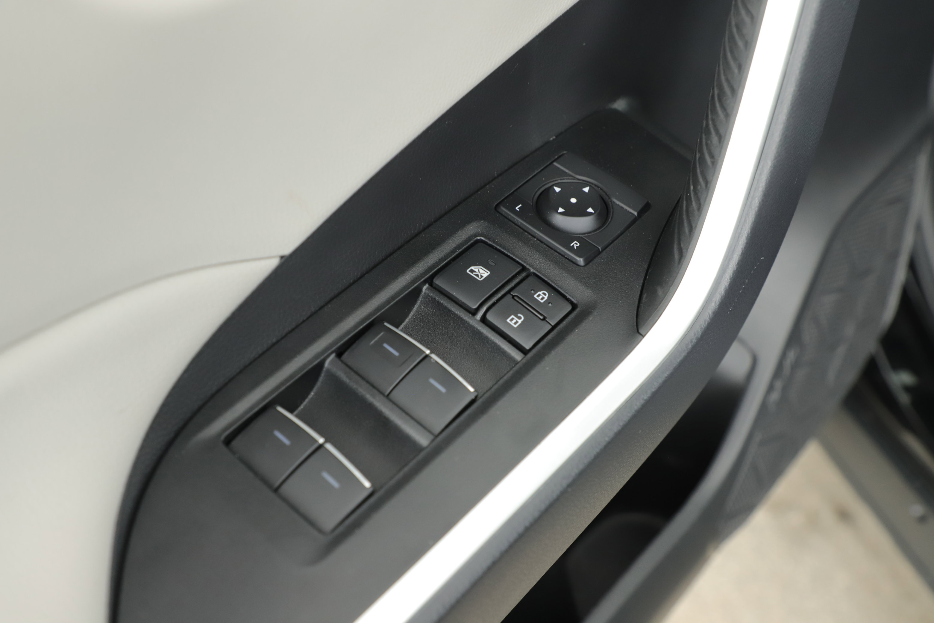 Used 2025 Toyota RAV4 XLE Premium FWD image 9