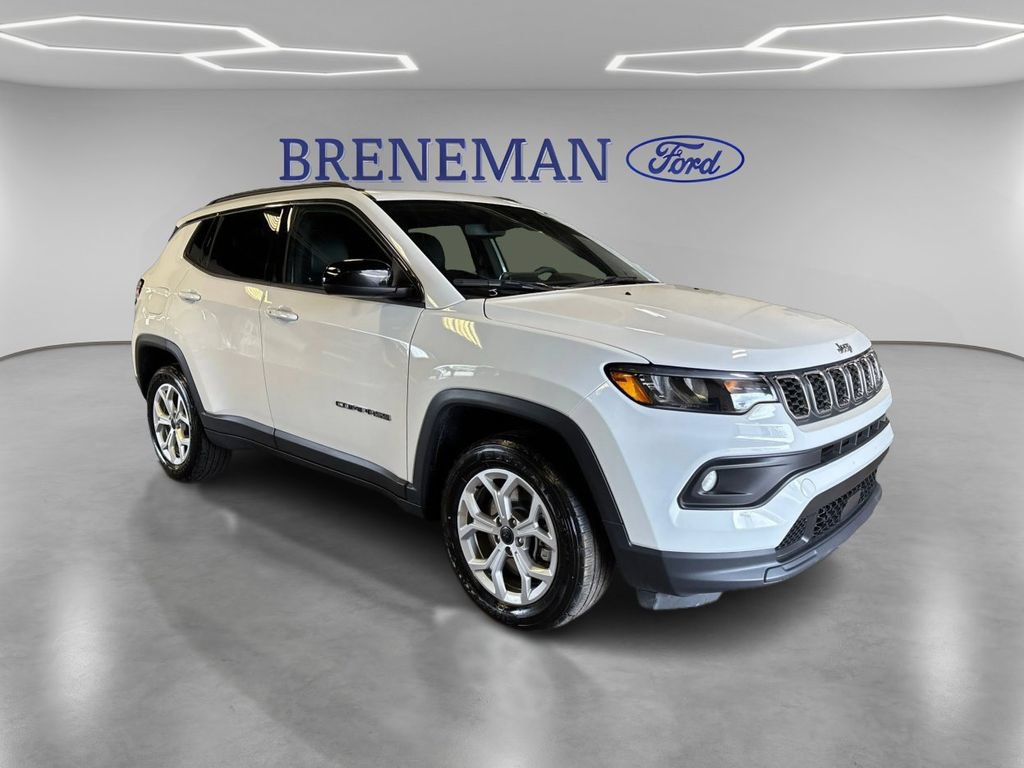 Used 2025 Jeep Compass Latitude AWD/4WD image 3