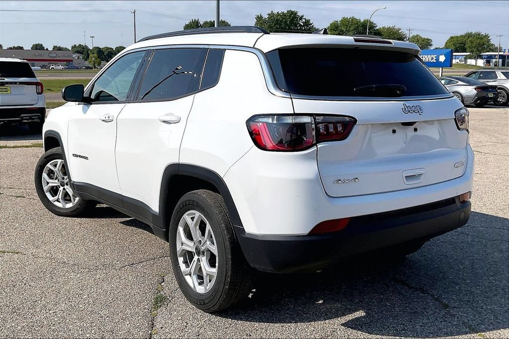 Used 2025 Jeep Compass Latitude AWD/4WD image 3