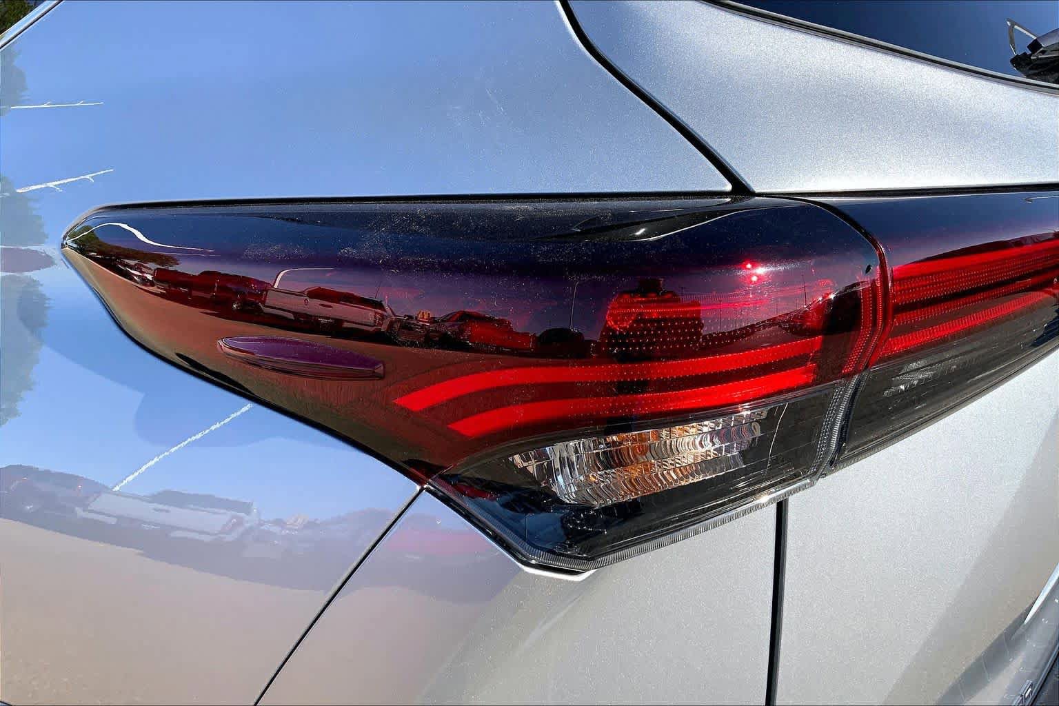 Used 2025 Toyota Highlander Limited AWD/4WD image 29