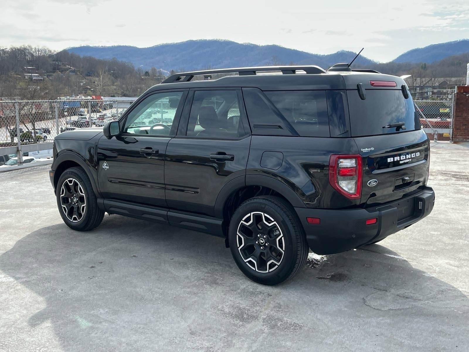 Certified 2025 Ford Bronco Sport Outer Banks w/ Outer Banks Tech Package+ AWD/4WD image 4
