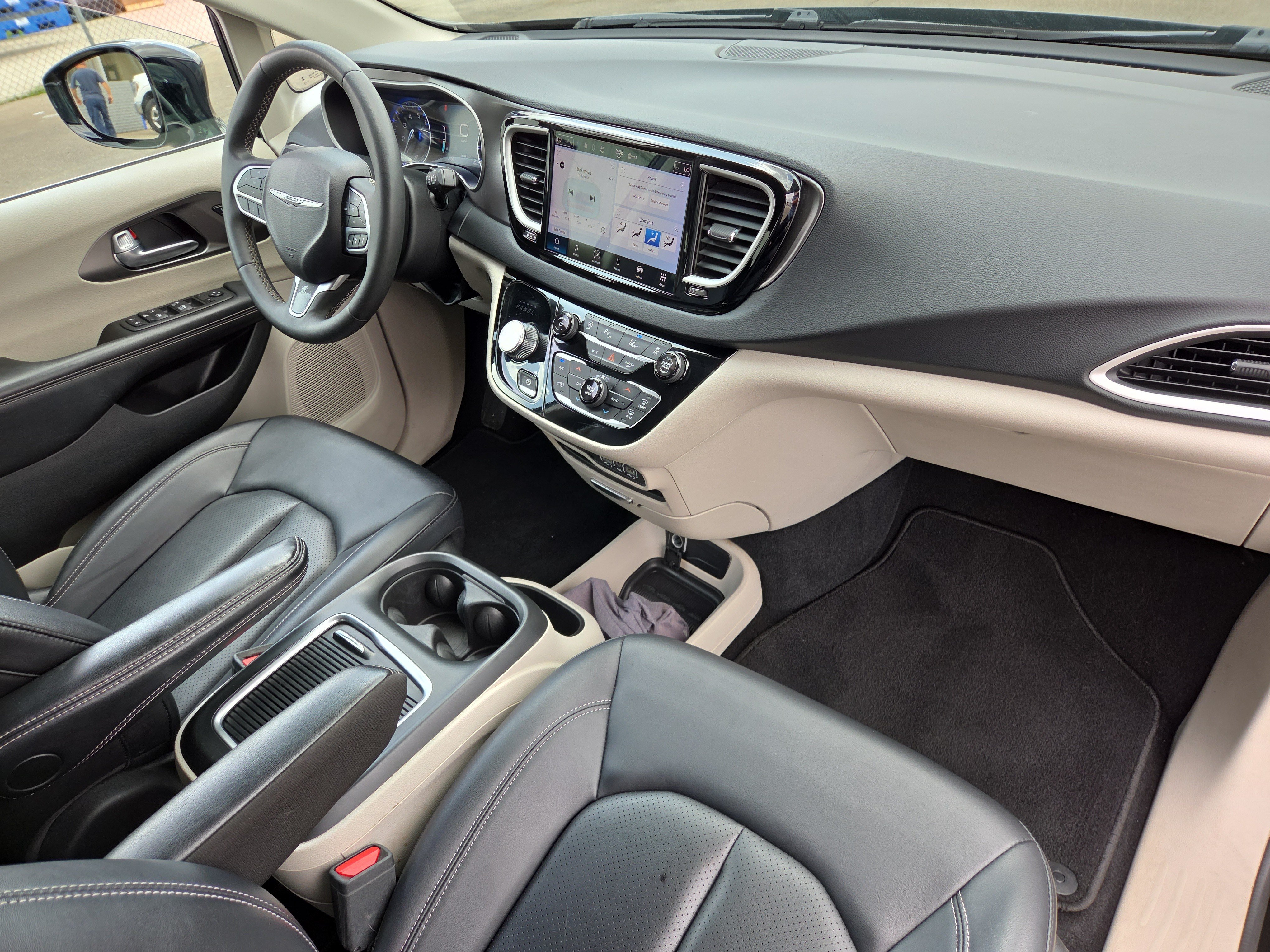 Used 2024 Chrysler Pacifica Touring-L FWD image 19