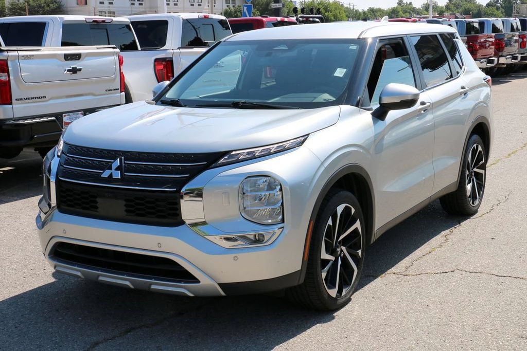 Used 2024 Mitsubishi Outlander SE AWD/4WD image 2