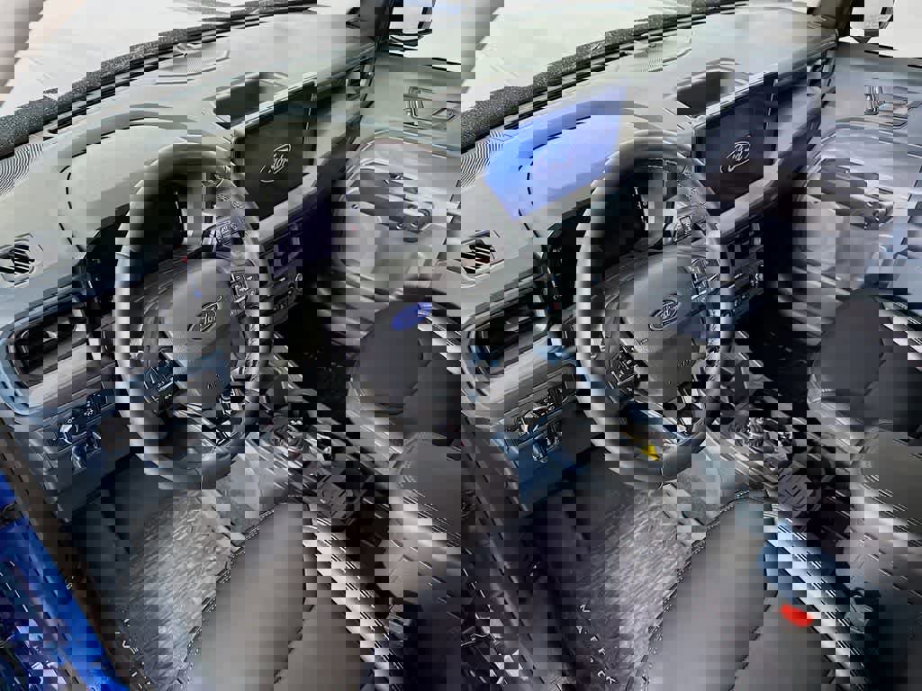 Certified 2025 Ford Maverick Lariat w/ Black Appearance Package image 9