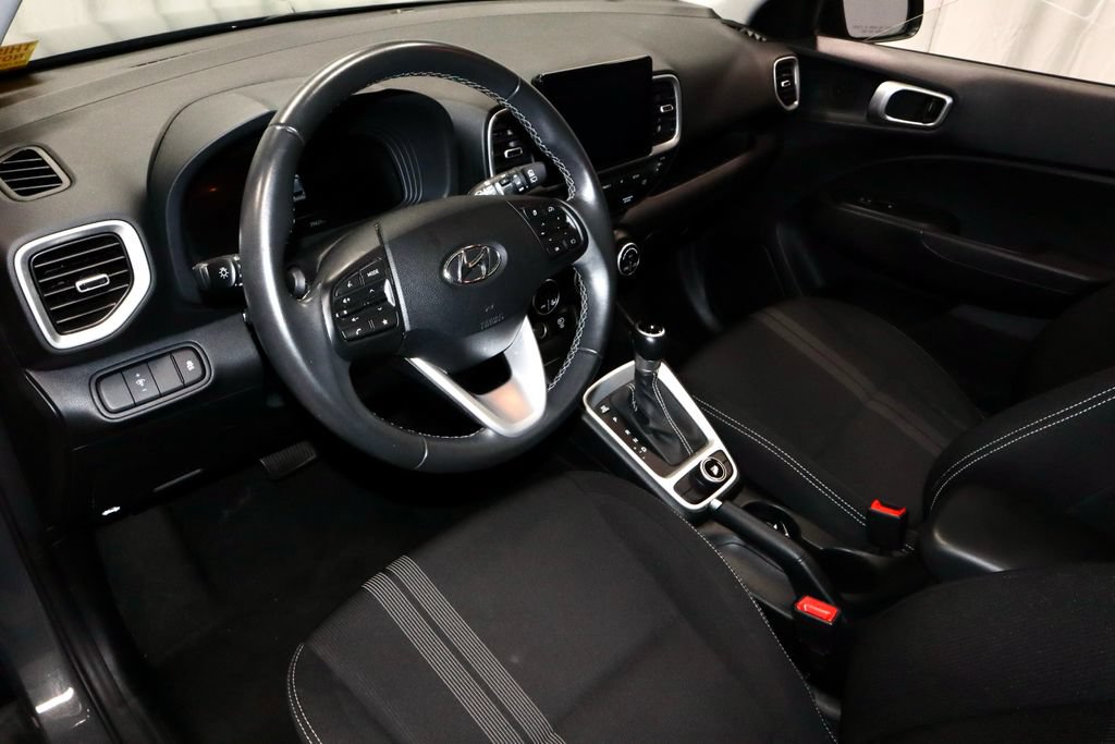 Used 2025 Hyundai Venue SEL FWD image 24