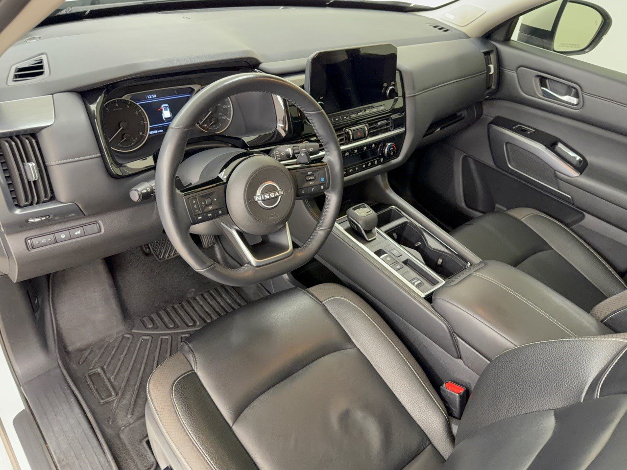 Used 2024 Nissan Pathfinder SL w/ SL Premium Package FWD image 4