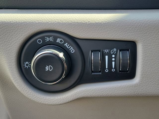 Used 2023 Chrysler Pacifica Touring-L image 19