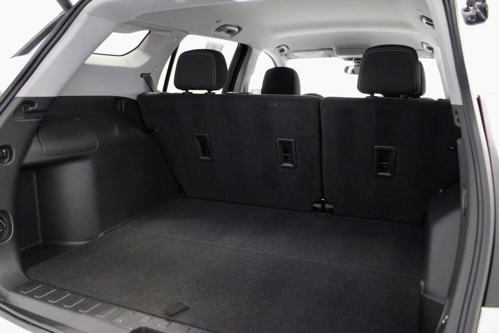 Used 2024 GMC Terrain SLE w/ Driver Convenience Package FWD image 13