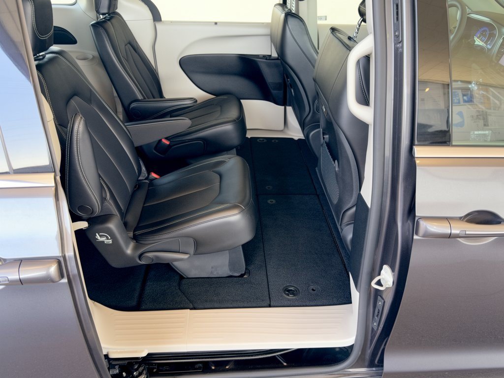 Used 2023 Chrysler Pacifica Touring-L FWD image 29