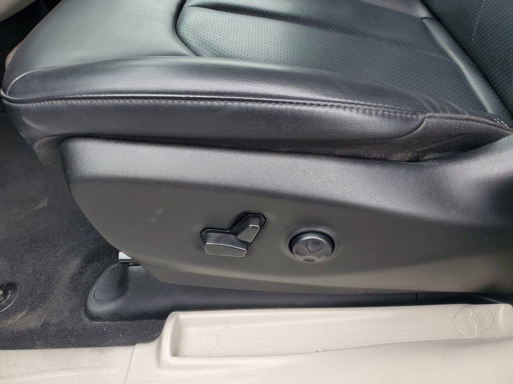 Used 2023 Chrysler Pacifica Touring-L image 10